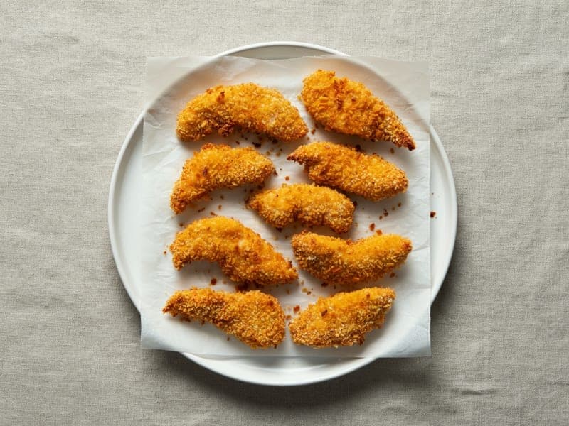 Bastoncini di pollo panati al forno — ricetta BLW per bambini 12 mesi
