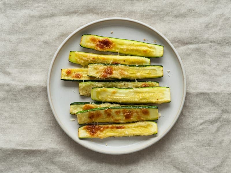 Bastoncini di zucchina al forno — ricetta BLW per bambini 9 mesi
