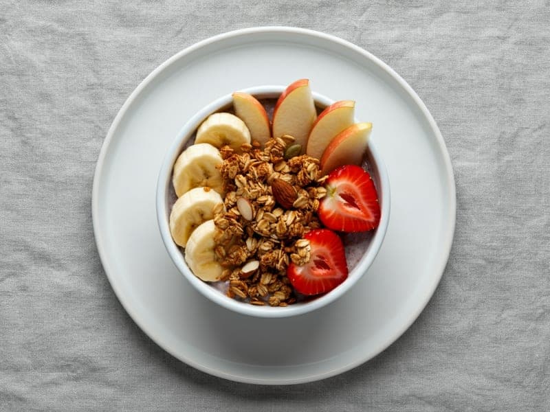 Coppa di frutta fresca con granola — ricetta BLW per bambini 12 mesi