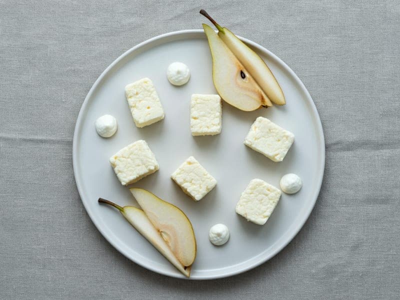 Cubetti di formaggio con frutta morbida — ricetta BLW per bambini 9 mesi