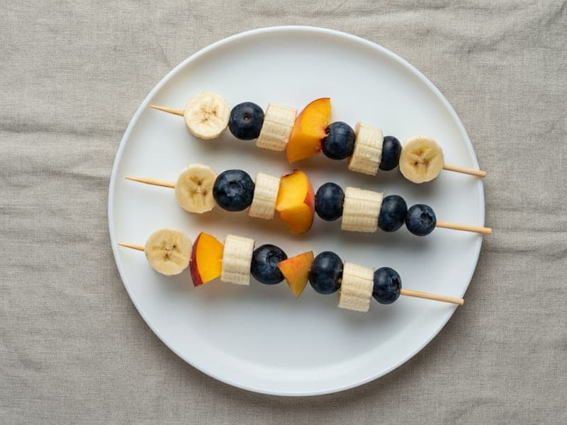 Spiedini di frutta morbida — ricetta BLW per bambini 9 mesi