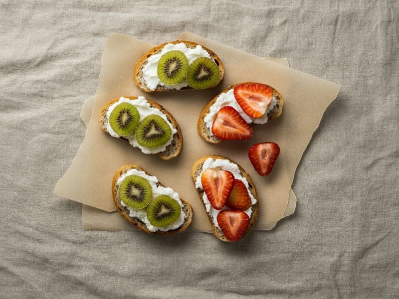 Toast alla ricotta e frutta — ricetta BLW per bambini 9 mesi
