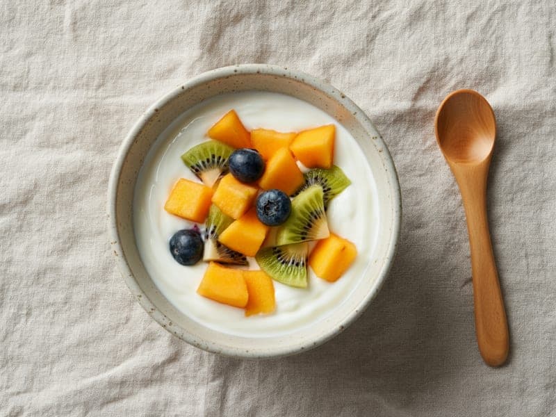 Yogurt con frutta fresca a pezzi — ricetta BLW per bambini 9 mesi
