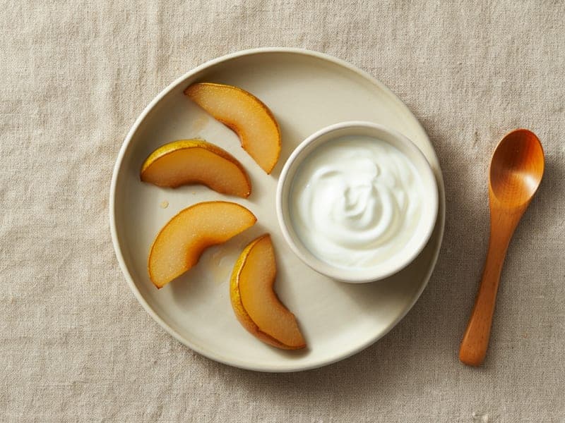Yogurt intero con pera morbida — ricetta BLW per bambini 6 mesi